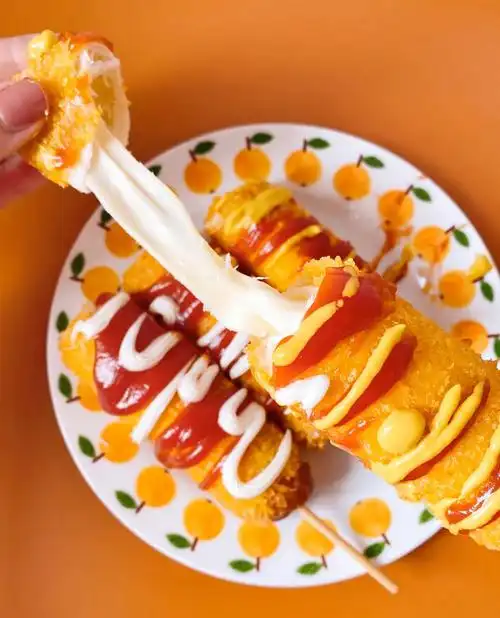 金黄酥脆,外酥里嫩,奶香十足,超长拉丝的芝士热狗棒,简单几步轻松get