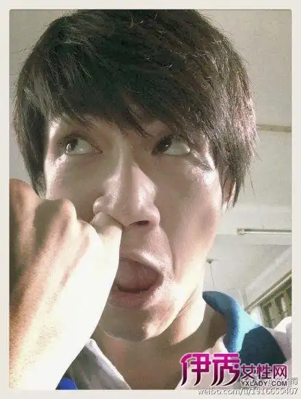 林更新周冬雨互晒抠鼻丑照 被侃高级黑