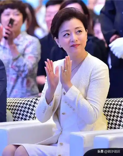 杨澜再次达到新高度,白色连衣裙搭配尖头高跟鞋,优雅迷人_时尚_设计