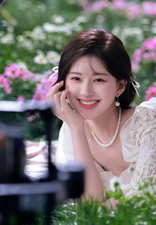 赵露思六月商务照,简单的发髻搭配白色蕾丝纱裙,珠宝优雅又迷人_娱乐