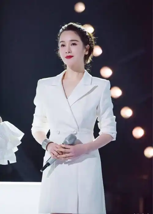 44岁左小青太会减龄穿搭,小熊图案t恤可爱,离开浪姐仍获奖_造型_姐姐