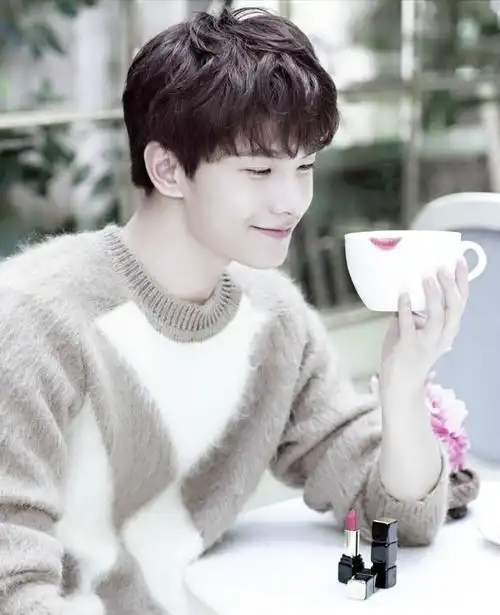 杨洋娇兰灰色调也是帅哭