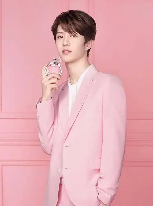 第九个就是范丞丞了,一身粉红也是很帅气呢
