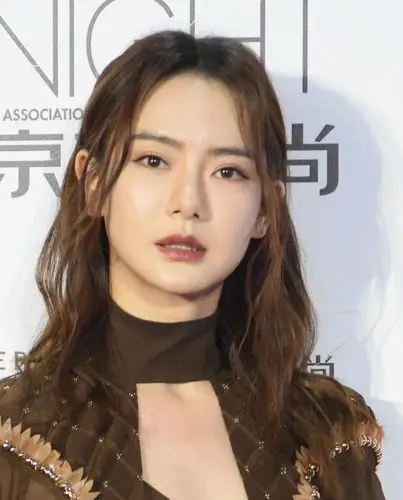 戚薇发质十分蓬松,偏分造型港风十足