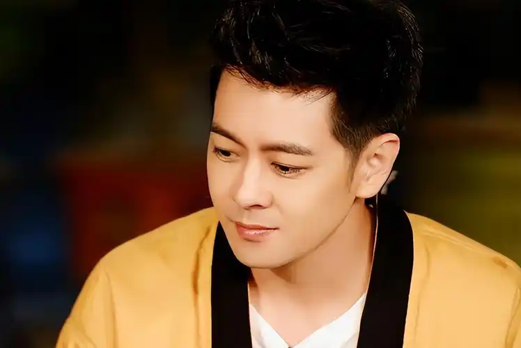 林志颖车祸事件后高调复工,抬起右手仍比较费力,脸部有明显浮肿_工作