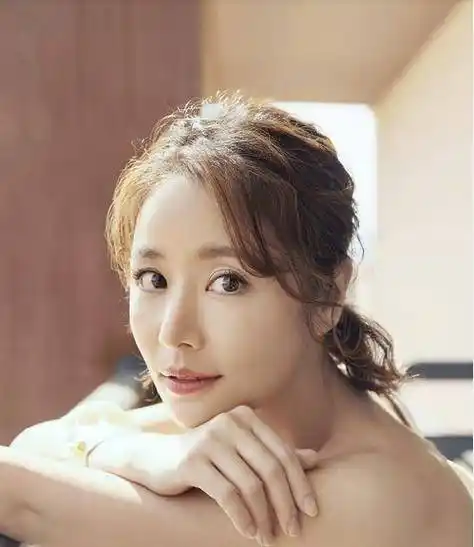 林心如终于又变美了,披肩直发扎马尾,一袭斜肩开叉裙魅力十足