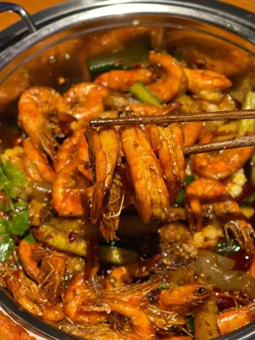 昆明探店一锅两吃超爽过瘾香辣干锅虾