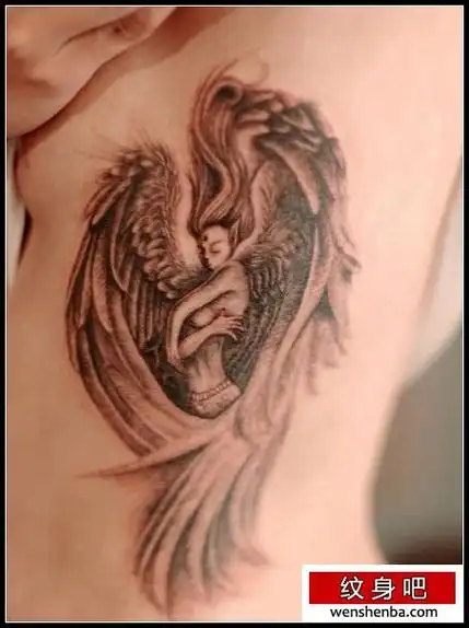 女人侧胸一张守护天使纹身图案