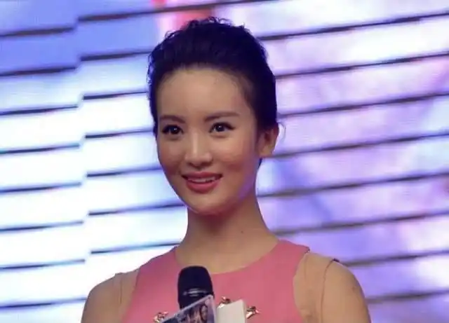 金晨旧照流出似村姑还龅牙原来美女都整容过