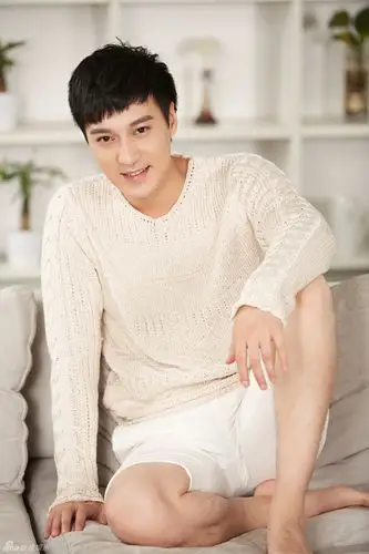 组图何建泽最新写真曝光居家美颜温暖帅气