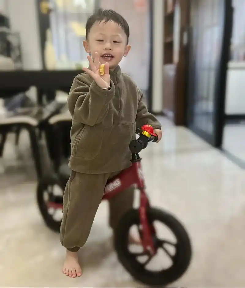 我的小男孩正在悄悄的长大 喜欢赤脚的点点儿#调皮捣蛋的小家伙 - 抖