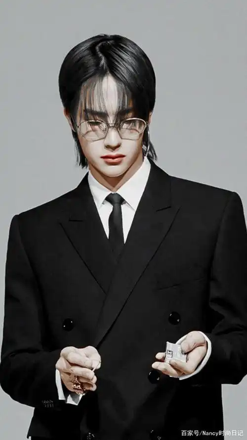 组图:王一博拍时尚芭莎大片,大耳环棒球帽搭配黑西装,又a又飒