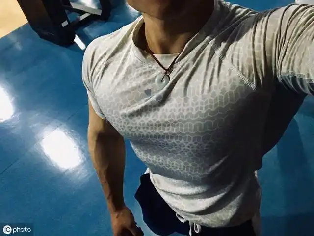 原创练出大块胸肌会让你穿衣有型脱衣迷人如何增加上胸肌厚度