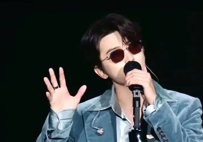 蔡徐坤这几张图太适合做壁纸了