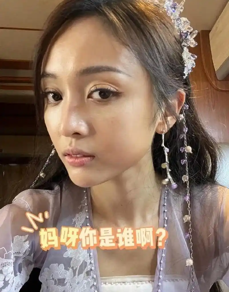 吴宣仪自己晒的素颜照,真的好普有没有,怎么脸上有点蜡黄?