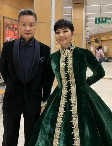 原创42岁再婚嫁法国人,不改国籍没生孩子的殷秀梅,为何被老公宠成宝