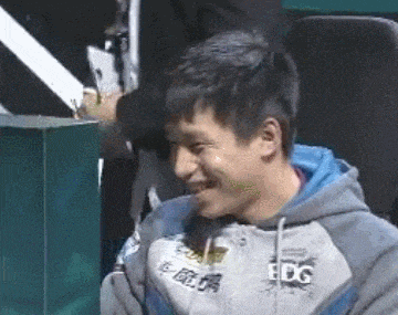 theshy比赛前后表情转换疑似双重人格撸友可以参考一下厂长