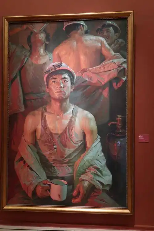 1981年画中有四位炼钢工人,最吸引人注意的就是最前面的炉前工,汗流浃