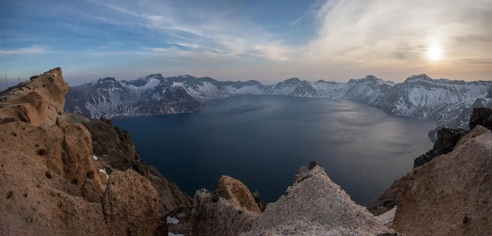 长白山天池位于中朝边界的长白山脉,是世界海拔最高的火山口湖.