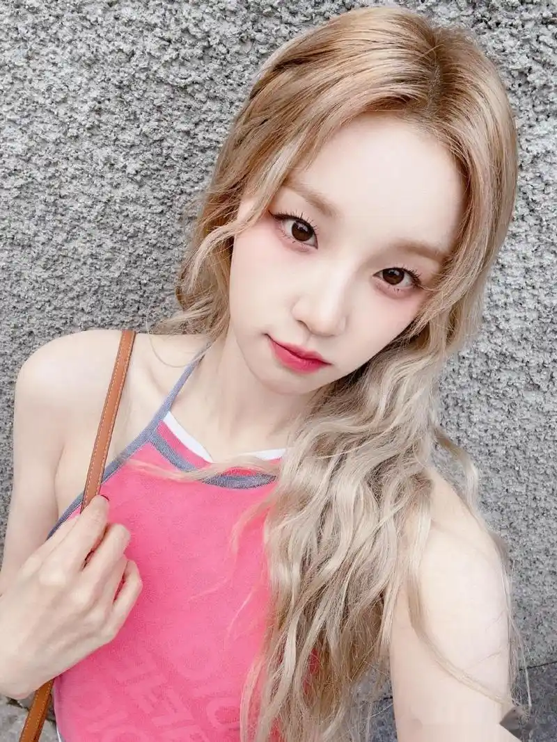 宋雨琦端午节营业照  宋雨琦端午节营业照,粉色挂脖吊带 长卷发造型