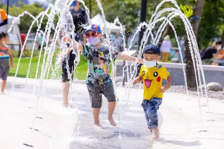 搭公交车捷运就能到双北5戏水公园全台最大水乐园1公顷水陆空游戏场