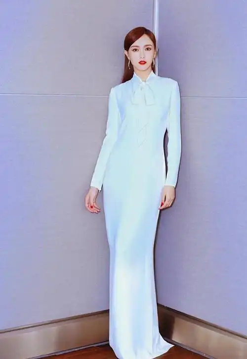 唐嫣的身材还挺有看头的一袭香槟色曳地长裙看着太动人了