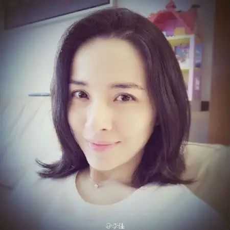 靳东的妻子是青年演员李佳,靳东是李佳的第二任丈夫.