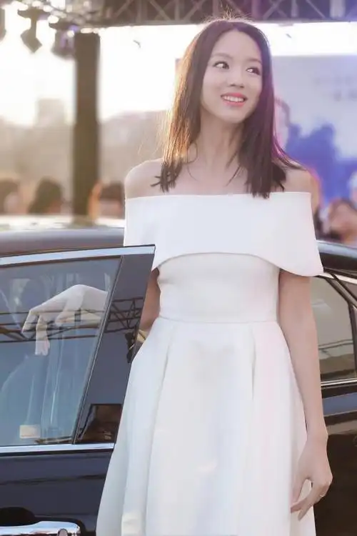 张梓琳终于高调,亮面紫深v礼裙惊艳现身,超模身材美得性感高级|深v|连