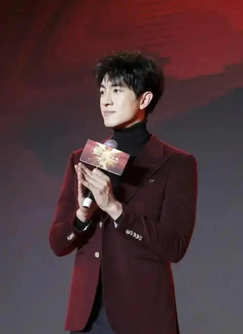 林更新新剧开拍化身霸道总裁超有范大长腿配西装帅气十足