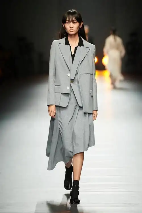 刘嘉玲看展外套品牌(上海时装周刘嘉玲品牌)(18)