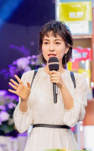 吴昕真会装嫩!超短发搭配白色连衣裙拍时尚大片,看着不像37岁