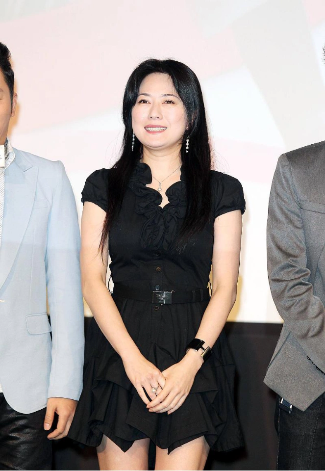 她曾是金城武的前女友虽然很少出镜但颜值与身材不输一线女星