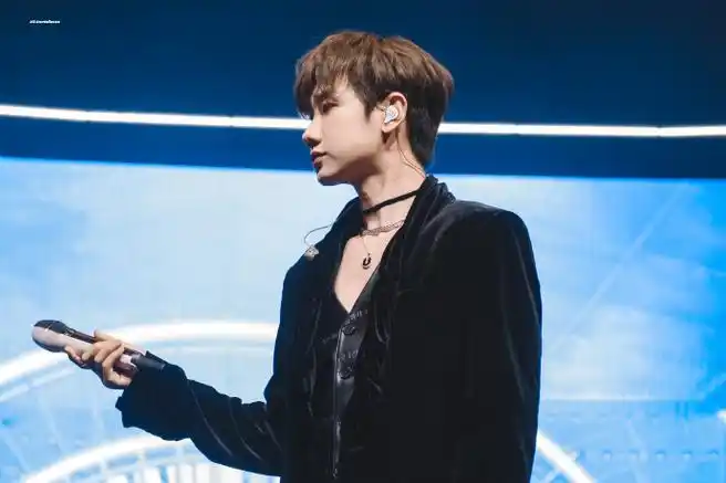 2 闪光舞台看看腹肌?@汪苏泷