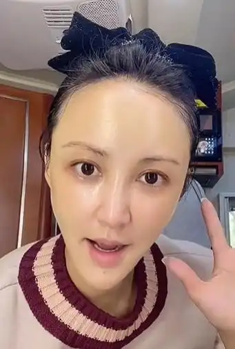 张歆艺大方晒素颜!路人镜头看出真实状态,一个画面暴露婚姻关系