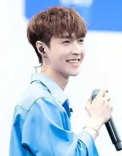 张艺兴挑战新发型鲶鱼头,时尚前卫,果然颜值高什么发型都好看_造型