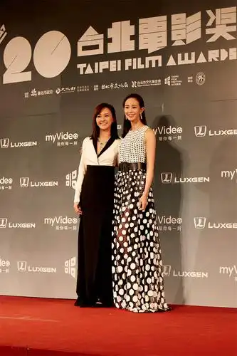 张钧甯出席台北电影节 与陈意涵同台互怼引爆笑