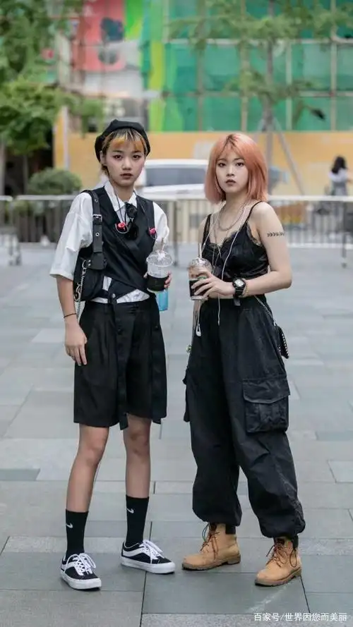 双人行,必有一美女