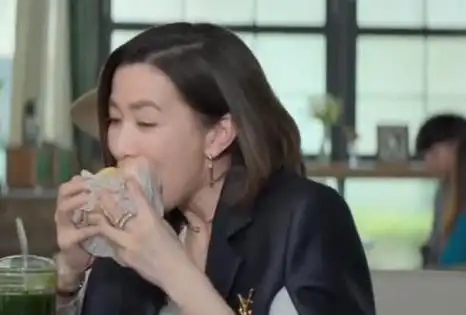 演不好别尬演今天的她们佘诗曼吃汉堡带来教科书干饭