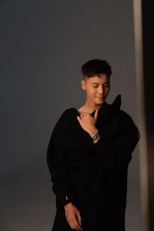 陈伟霆不愧是时尚宠儿拍写真尽显男友力黑白大片好有高级感