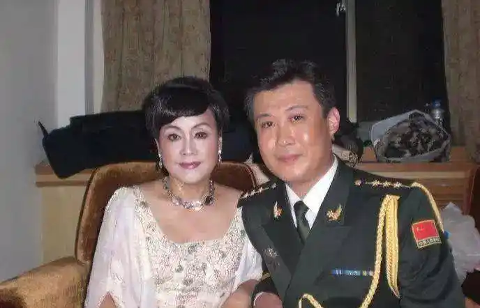 她的第一任老公是歌唱界的"鼻祖"金铁霖老师,大家所熟悉的宋祖英等人