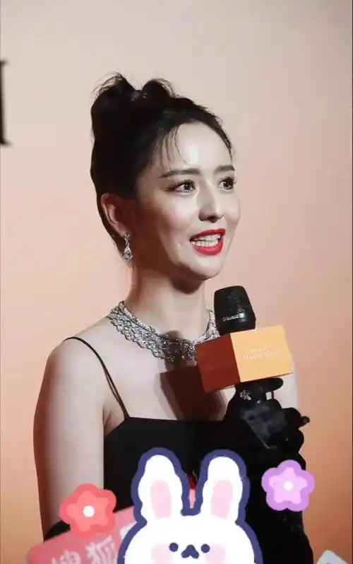 失去美颜滤镜佟丽娅凹凹坑坑皮肤状态真实就是40多岁的样子