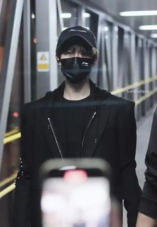 贺峻霖黑色大衣造型#贺峻霖今日机场出发路透9615黑色大衣宽肩