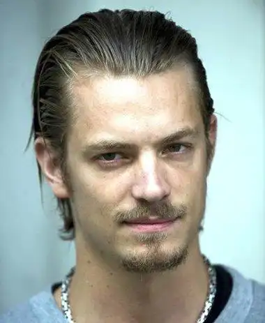 留h型胡子配什么发型留着胡子理什么发型3