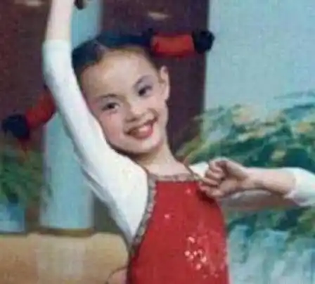 小时候的李沁长得非常好看,水灵灵的大眼睛,高高的鼻梁,每个人看到她