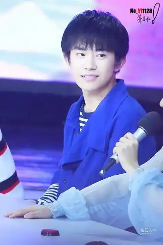 tfboys新闻170504易烊千玺快本高清图蓝色小烊配上梨涡浅笑又是一幅美