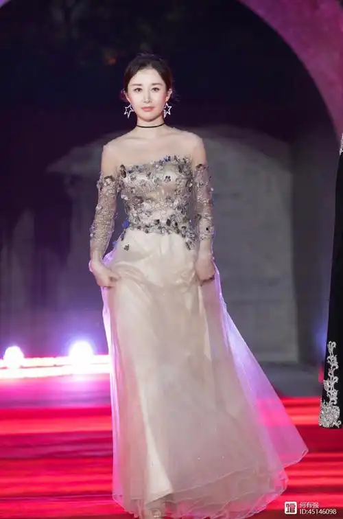 31岁舒畅真会穿163cm的身高穿出2米的气场网友筷子腿抢镜了