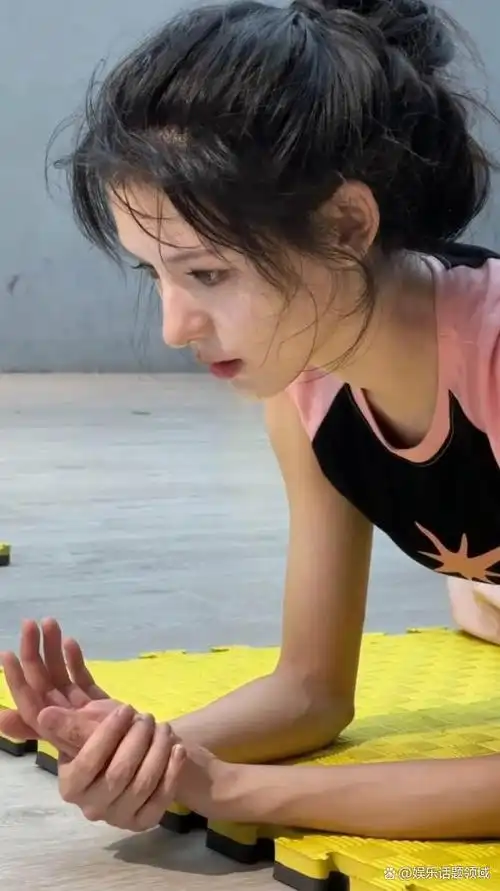 张予曦长相非常精致立体,淡妆很清纯自带混血,浓妆如同小说里封面