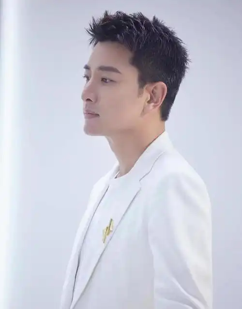 贾乃亮带甜馨回老家过暑假,甜馨陪爷爷逛集市,爷孙三代罕见同框