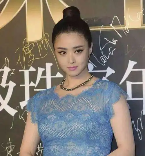 蒋欣《欢乐颂》形象 蒋欣也是娱乐圈中的胖美人,在《甄嬛传》中火起来