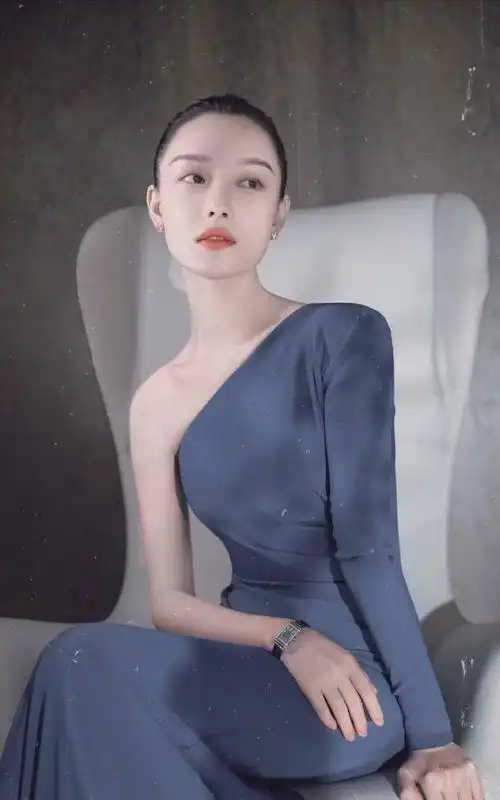 倪妮身材真丰满穿低胸裙露到了肚子35岁依旧韵味十足